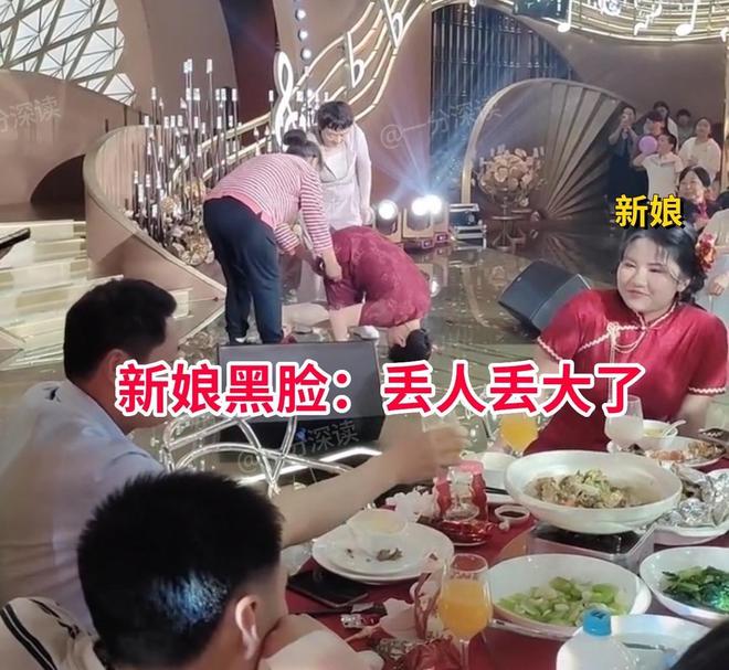 立露底裤新娘黑脸：为老不尊江苏婚礼婆婆抢风头表演倒(图4)